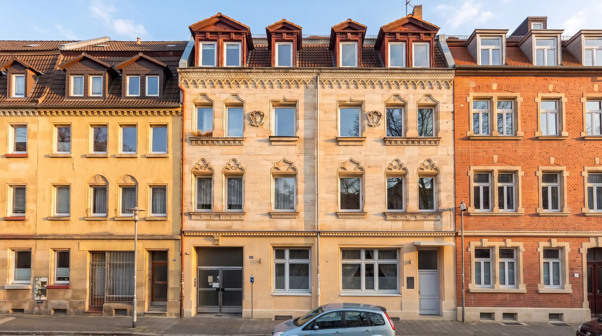 Straßenansicht der Sandsteinfassade der Bärenschanzstraße 129 bei Tageslicht