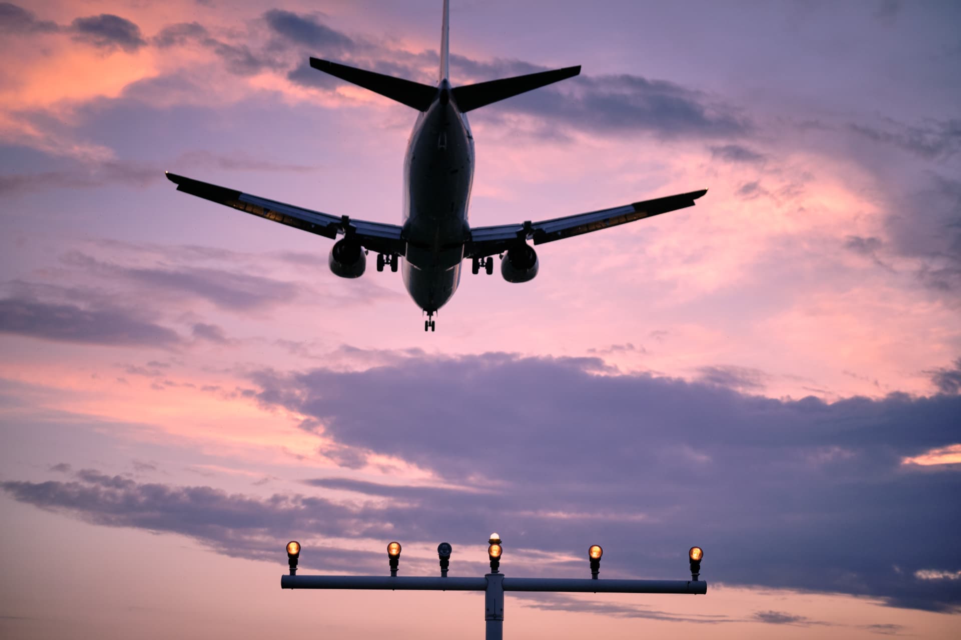 Flugzeug im Anflug auf den Flughafen Nürnberg bei Abenddämmerung