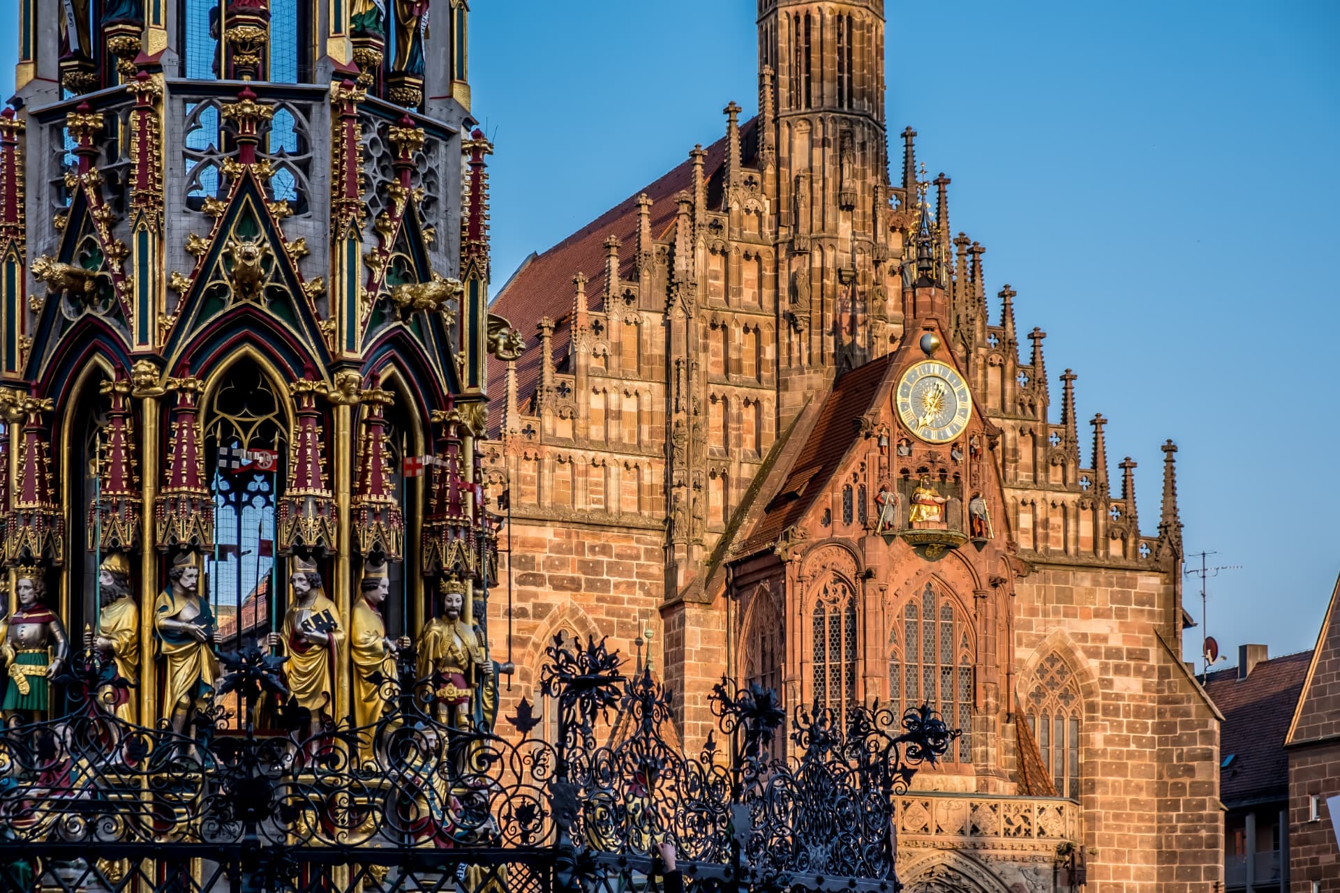 Nürnberger Frauenkirche am Hauptmarkt im Abendlicht