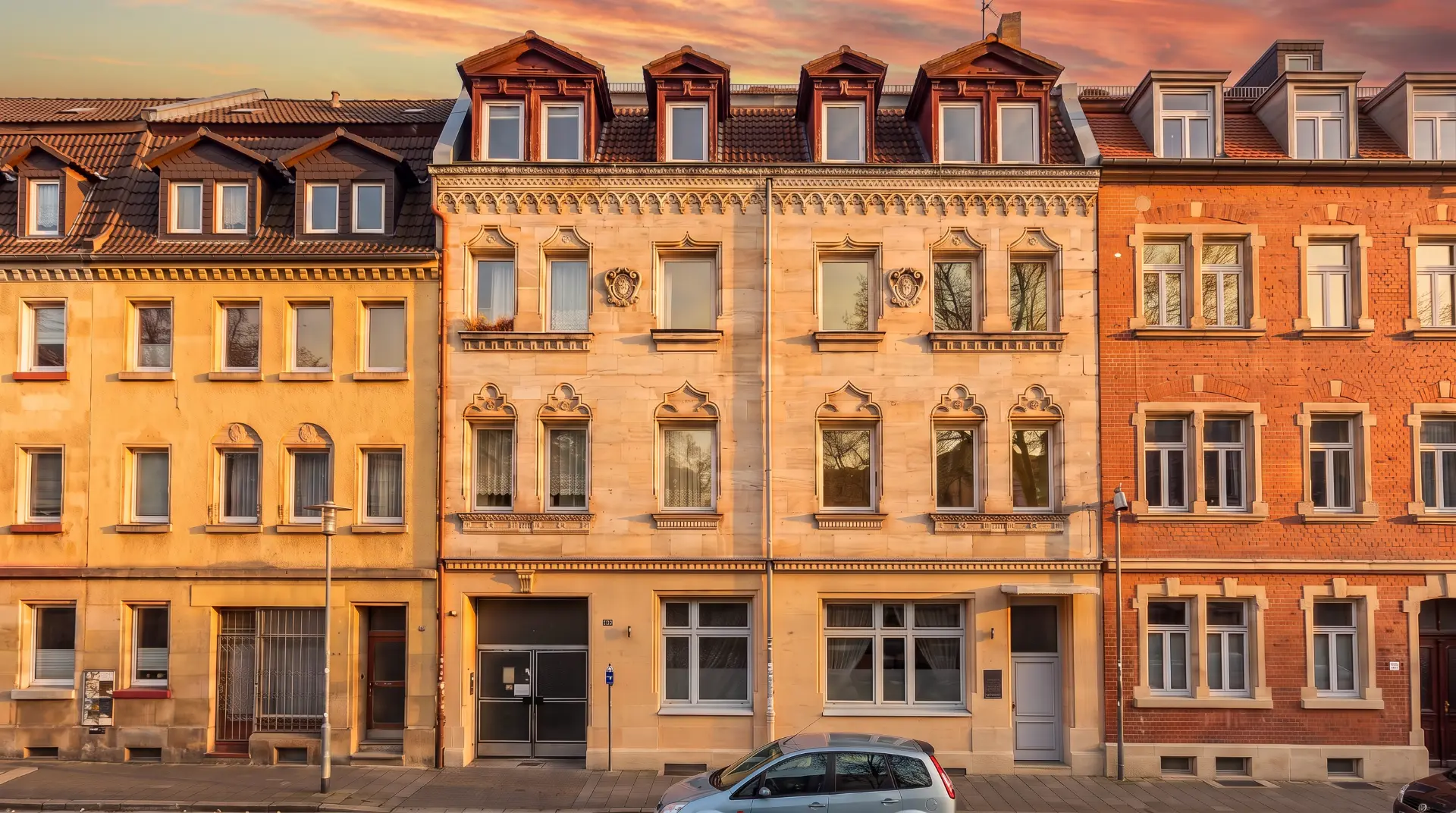 Sandstein-Gründerzeitfassade der Bärenschanzstraße 129 in Nürnberg im Abendlicht