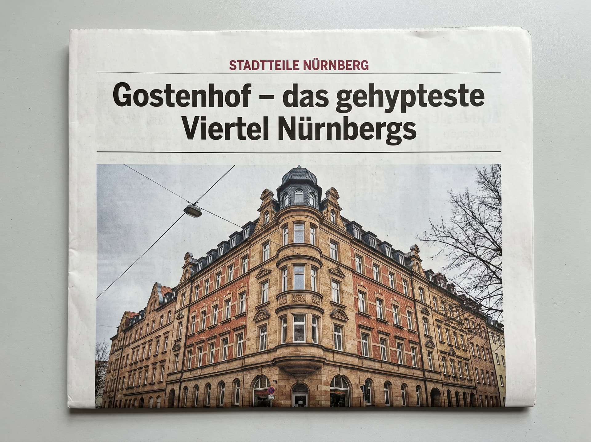 Belebte Straße in Nürnberg-Gostenhof mit Gründerzeithäusern, Läden und Bäumen